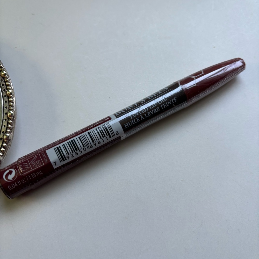 Burt's Bees 100 % Natural Moisturizing Tinted Lip Oil - Picture 2 of 4